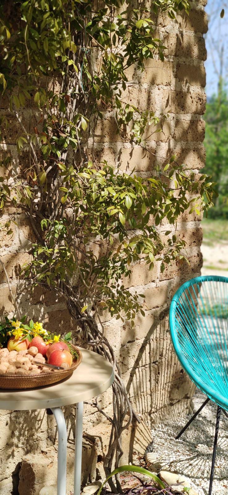 Giardino privato del B&B Casale Le Casole a Otricoli, tavolo all’ombra con vista sulla valle